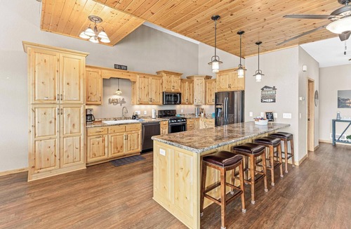 Lindstrom Cabin | LARGE Lakefront Gameroom Paddleboards