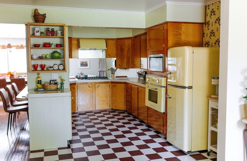 Saylorville House | LARGE Mid Century Home - Pool, Hot Tub, Tiki Bar, Bridal Suite, Patio, 4 Acres