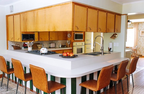 Saylorville House | LARGE Mid Century Home - Pool, Hot Tub, Tiki Bar, Bridal Suite, Patio, 4 Acres