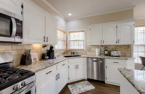 Olathe House | Large pool house perfect for large family gathering