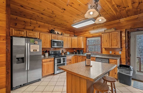 Cosby Cabin | Large Private Backyard, Paired-Driving Games, Renovated Indoor Pool, Theater