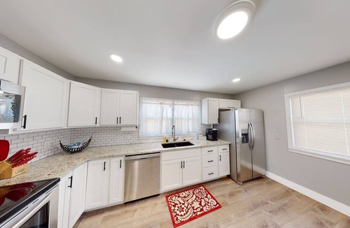 Hays House | Large space, recently renovated 7 bedrooms 3 bath!