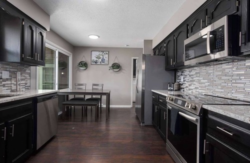 Lee's Summit House | LargeHome 6KingBeds HotTub Arcade|Near Shops