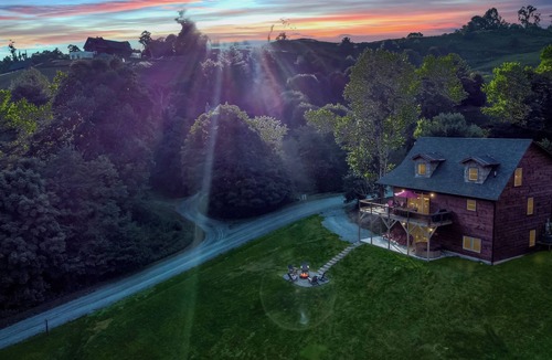 Vilas Cabin | Last Minute Deals! ~Fire Pit, Hot Tub, on Creek!