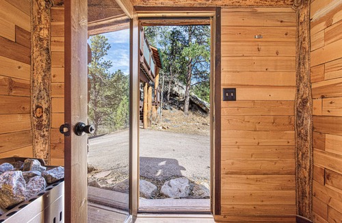 Custer Cabin | Last Stand Pines is a charming cabin in Custer perfect for family getaways