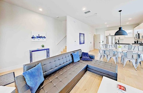 Foster Heights Condo | Lavish eastside retreat with private rooftop deck near dining & entertainment