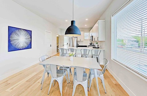 Foster Heights Condo | Lavish eastside retreat with private rooftop deck near dining & entertainment