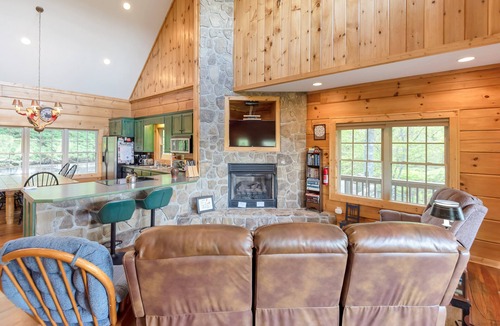 Jefferson Cabin | Lazy Dog Log Cabin | Pet-Friendly with a Fenced Yard | Catch & Release Lake