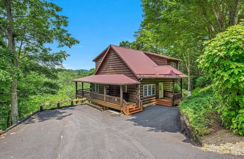 Jefferson Cabin | Lazy Dog Log Cabin | Pet-Friendly with a Fenced Yard | Catch & Release Lake