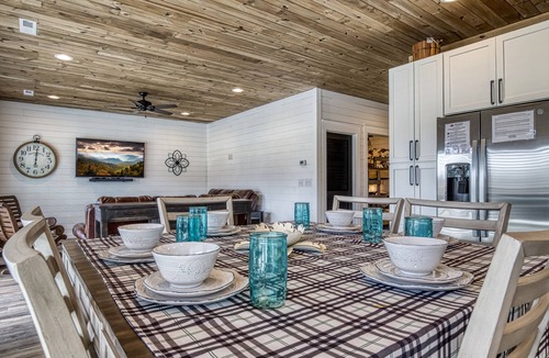 Kodak Cabin | Lazy River Cabin, Hot Tub, $560 in FREE Attraction tickets each paid day!