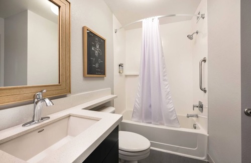 Exchange Place North Hotel | Learn at Ellis Island Museum! Sophisticated Suite! Parking Available!