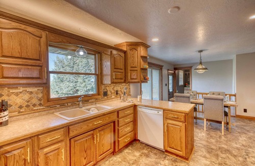 Yankton House | Leather&Spruce - Luxury Lake area fun funky home with amenities. Great for 2-18!