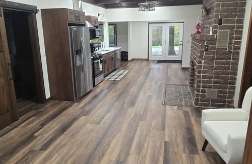 Wayne County House | Leos Place is a hidden treasure located close to Lake Rathbun. Sleeps 10