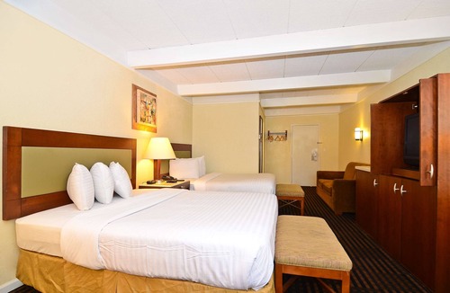 Elgin Hotel | Lexington Inn & Suites NW Chicago Elgin