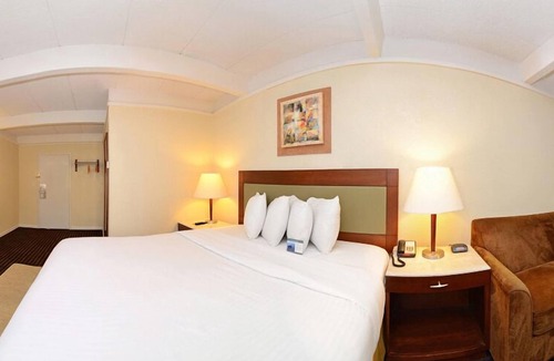 Elgin Hotel | Lexington Inn & Suites NW Chicago Elgin