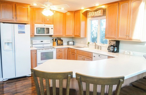 Broadkill Beach House | LEYA`S SECRET TREASURE - 3 BD, 2.5 BA - Sleeps 10 - Steps from the beach! *Dog-Friendly*