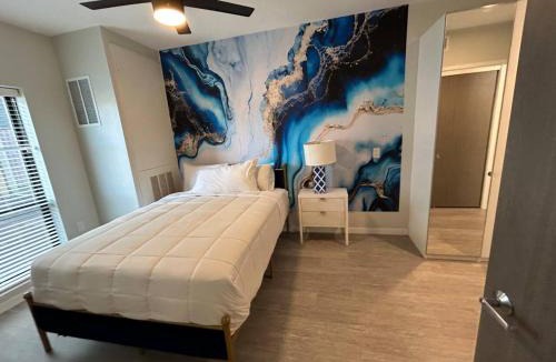 Downtown Des Moines Apartment | Lightning Luxe Retreat