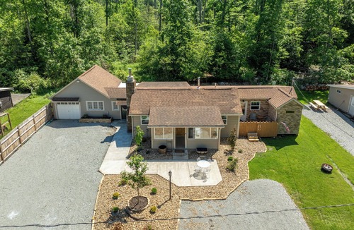Ligonier House | Ligonier Relaxing Country 2 Bedroom Ranch – Fallen Oak, Sauna, Cold Plung.