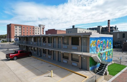 Cedar Falls Apartment | Lindell - Downtown CF Studio - King Bed! 510