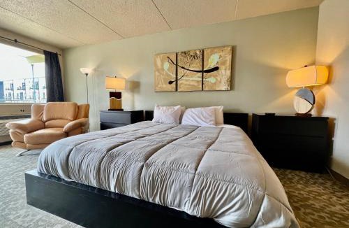 Cedar Falls Apartment | Lindell Motor Lodge - Downtown Cedar Falls Studio With Free Gated Parking!