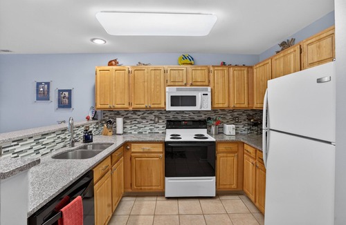 Rehoboth Beach Condo | Linens Coastal Ground Level Condo Sleeps 5 Pools Parking EV Charger