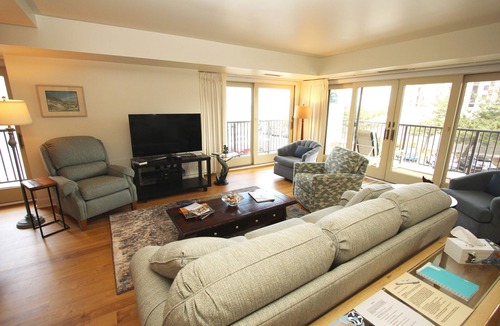 Rehoboth Beach Condo | LINENS INCLUDED*!. OCEANFRONT/BOARDWALK BUILDING W/ROOFTOP POOL