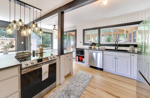 Zenda House | Linn Lodge | Fire Pit, 5+ Night Stays Include Golf Cart | Sleeps 10
