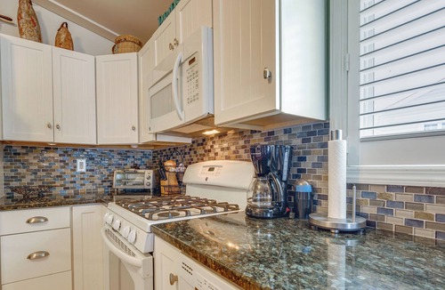 Mystic Island House | Little Egg Harbor Township Home w/ Patio & Kayaks!