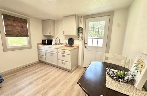 Kirksville Cottage | Little Blue Cottage - Charming 1-bedroom cottage in Kirksville