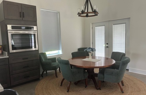Bryan House | Little House on the Creek- 15 min from The Franklin Ranch 30 min from Kyle Field