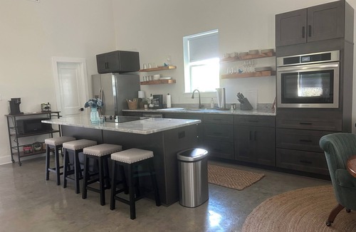 Bryan House | Little House on the Creek- 15 min from The Franklin Ranch 30 min from Kyle Field
