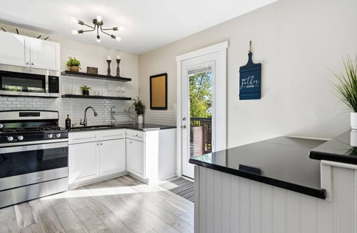 Woodstock House | Little White House King Bed 1mi Downtown