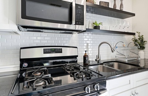 Woodstock House | Little White House King Bed 1mi Downtown