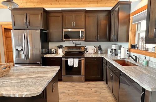 Jasper Ski Chalet | Live the High Life! Views, Hot Tub, Pup Friendly!