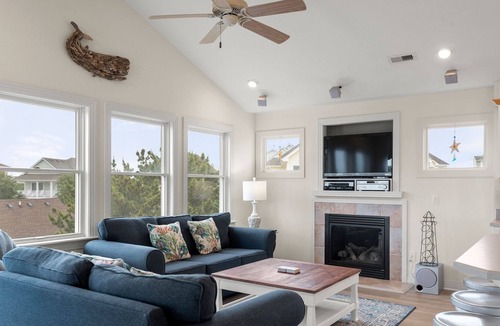 Corolla House | Living Water: Located near the 4th fairway in the beautiful gated golf course co
