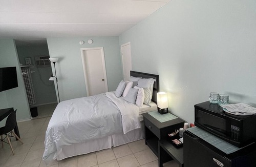 Wildwood Hotel | LOCATION!Getaway,cozy place block from everything!Free ice cream,espresso drinks