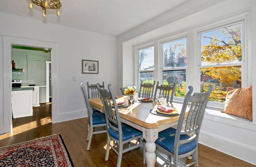 Newland House | Location! Hike, Golf, Tube, Raft, Mtns! Fenced-in yard, dogs allowed. 2 bd, 1 ba