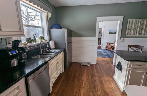 Newland House | Location! Hike, Golf, Tube, Raft, Mtns! Fenced-in yard, dogs allowed. 2 bd, 1 ba