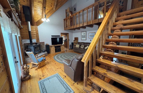 Highland Center House | Log cabin home in charming setting