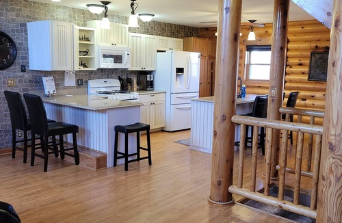 Chamberlain Cabin | Log Cabin located minutes from Missouri River, airport, I-90 and downtown.