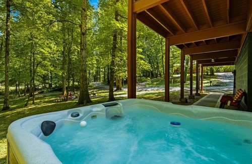 Knoxville Cabin | Log Cabin, UTK/Neyland, Smokies, 16acres, FP, HotTub, GameRoom, Fishing, Pets