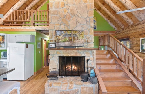 Kabletown Cabin | Log Cabin w/Hot Tub & Waterfront Patio!