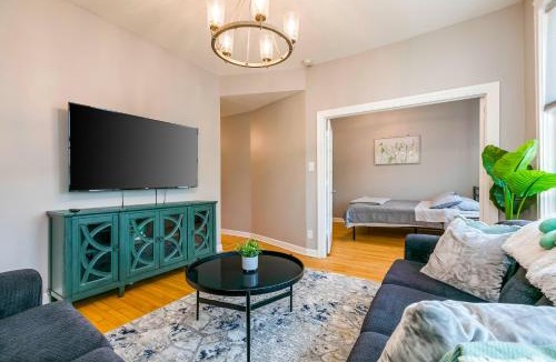 Chicago Apartment | Logan Sq 4BR - Free Parking - Near Nightlife & DT