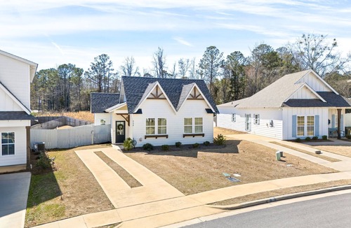 Auburn House | Lonestar on the Plains Designer 3BR Cottage Pet Friendly Close to Campus