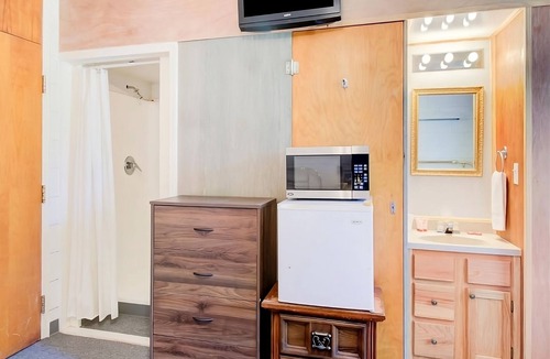 Drumright House | Look No Further! 4 Posh Units, Free Parking, Pets Allowed, Near Tidewater Winery