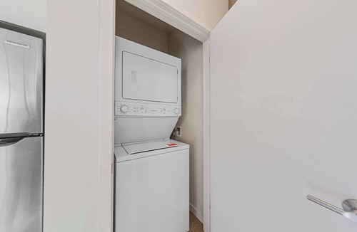 Downtown Minneapolis Apartment | Loring Park King Suite | Rooftop & Stadium