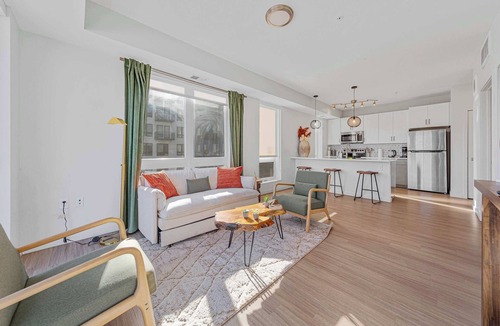 Downtown Minneapolis Apartment | Loring Park King Suite | Rooftop & Stadium