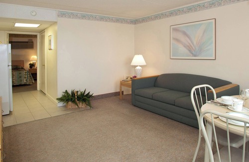 Wildwood Crest Hotel | Lotus Inn - Poolside Efficiency Suite - 1 queen, 1 double, 1 q