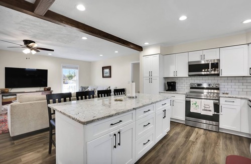 Wrightsboro House | Louisiana Charm, 4 bedroom, 5m to ILM, Private Yard & Fire Pit