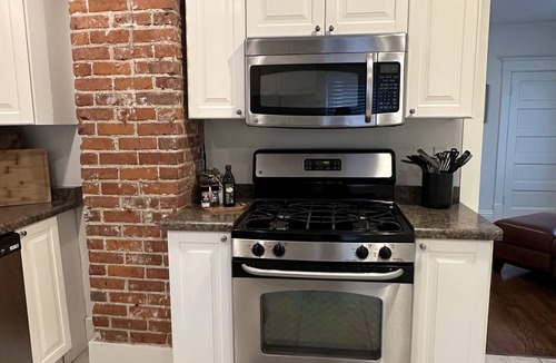 Kutzky Park House | Loung Room Retreat - 3 Blocks to Mayo Campus